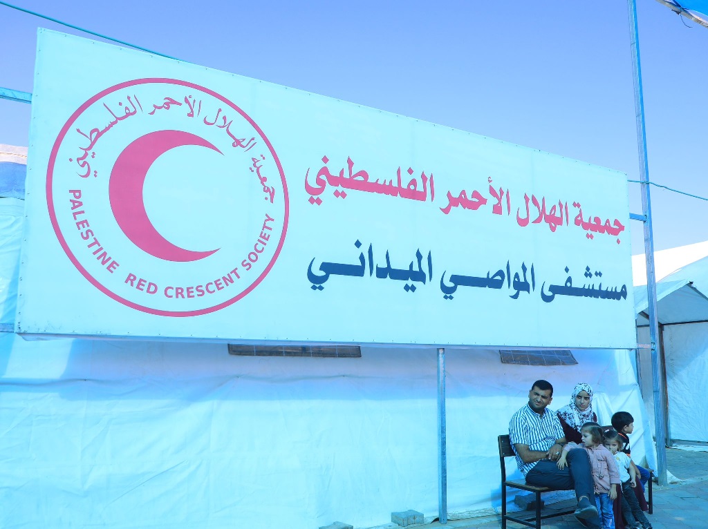 الهلال الأحمر الفلسطيني يبدأ بتشغيل مستشفى المواصي الميداني بخان يونس في قطاع غزة