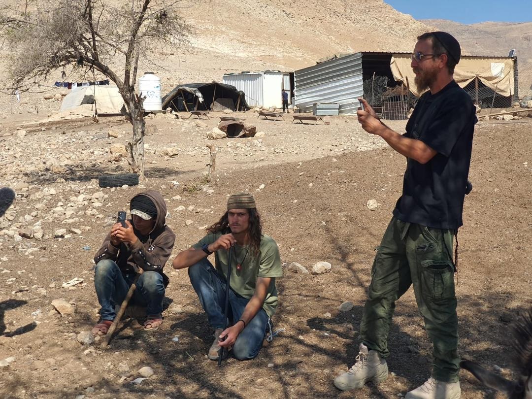 مستوطنون يعتدون على ممتلكات البدو في العوجا