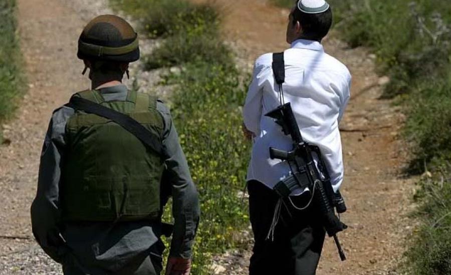 بقوة السلاح ، مستوطنون يستولون على مزيد من أراضي المواطنين بمسافر يطا جنوب الخليل