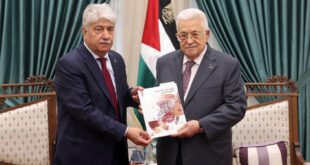 الرئيس محمود عباس يتسلم التقرير السنوي للمؤسسة الفلسطينية للتمكين من الدكتور أحمد مجدلاني