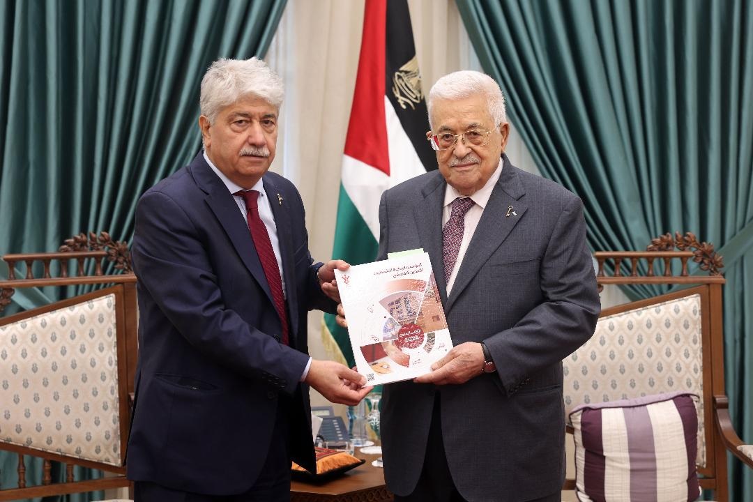 الرئيس محمود عباس يتسلم التقرير السنوي للمؤسسة الفلسطينية للتمكين من الدكتور أحمد مجدلاني