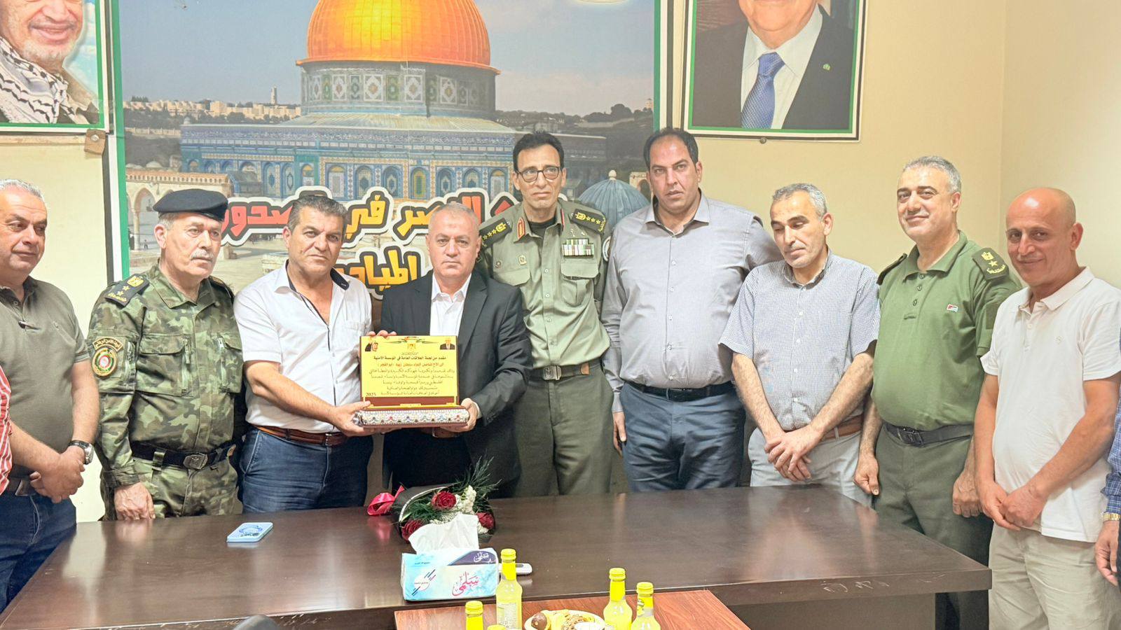 التوجيه السياسي ولجنة العلاقات العامة والإعلام في المؤسسة الأمنية يكرمان اللواء سلطان زيود