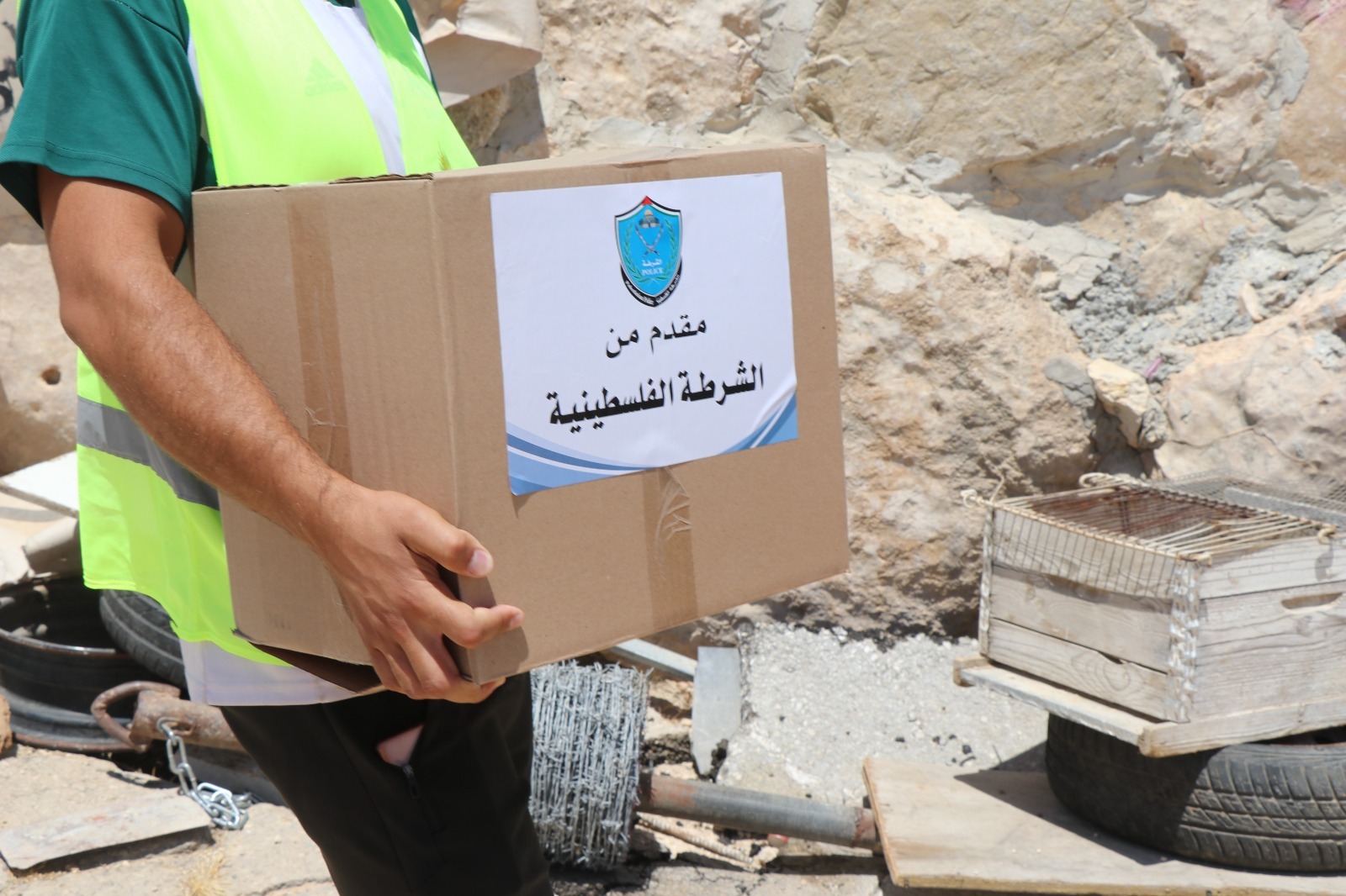 الشرطة الفلسطينية تقدم مساعدات للمواطنين في مسافر يطا جنوب الخليل
