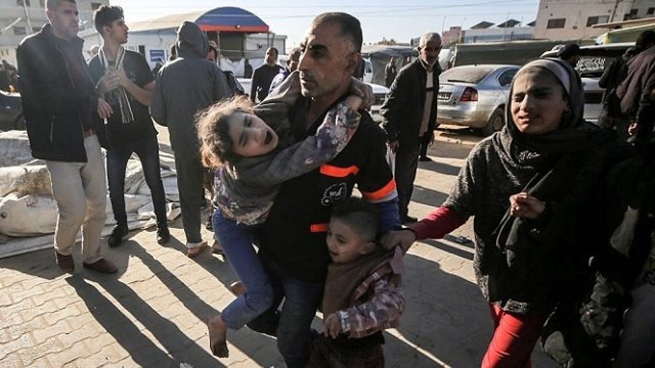 6 شهداء في قصف الاحتلال بلدة بني سهيلا شرق خان يونس بقطاع غزة