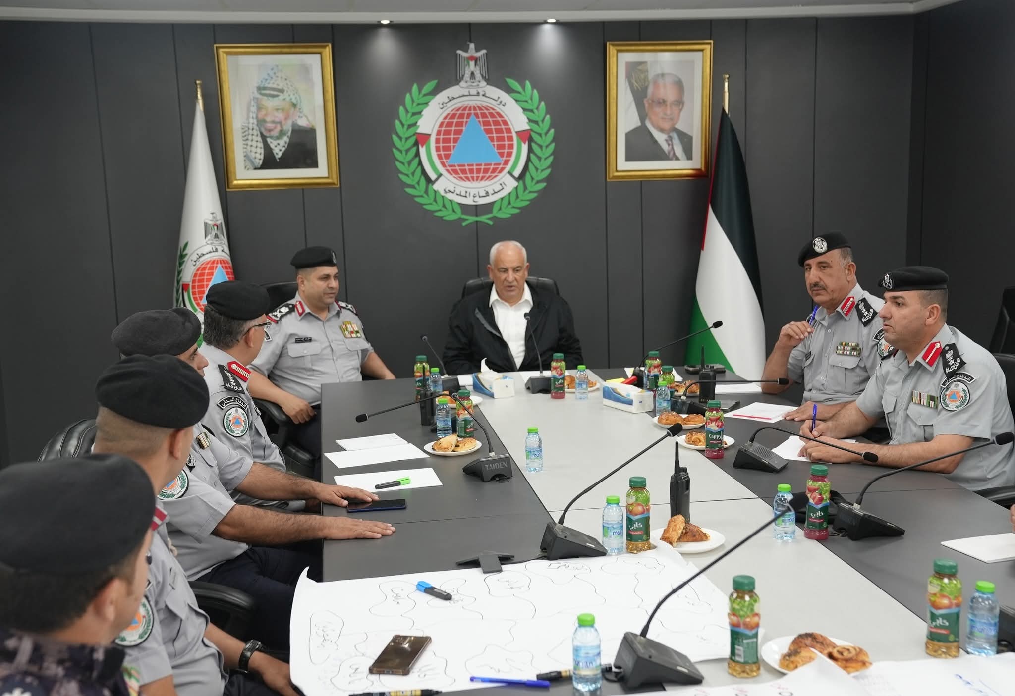 وزير الداخلية يلتقي مدير الدفاع المدني ويشيد بجاهزية الطواقم في ظل الأوضاع الاستثنائية