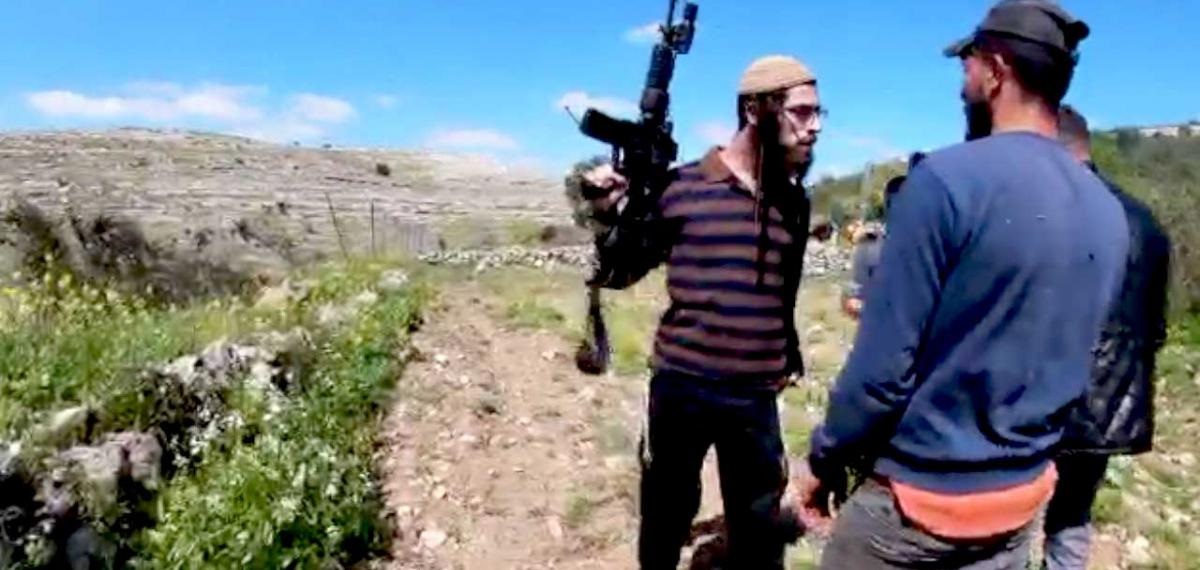 بالفيديو، تحت تهديد السلاح مستوطنون يطردون مزارعين من أراضيهم غرب رام الله