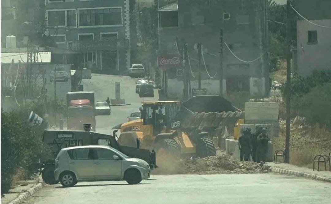 الاحتلال يغلق مدخل اللبن الشرقية الرئيسي وطرقا فرعية بالسواتر الترابية