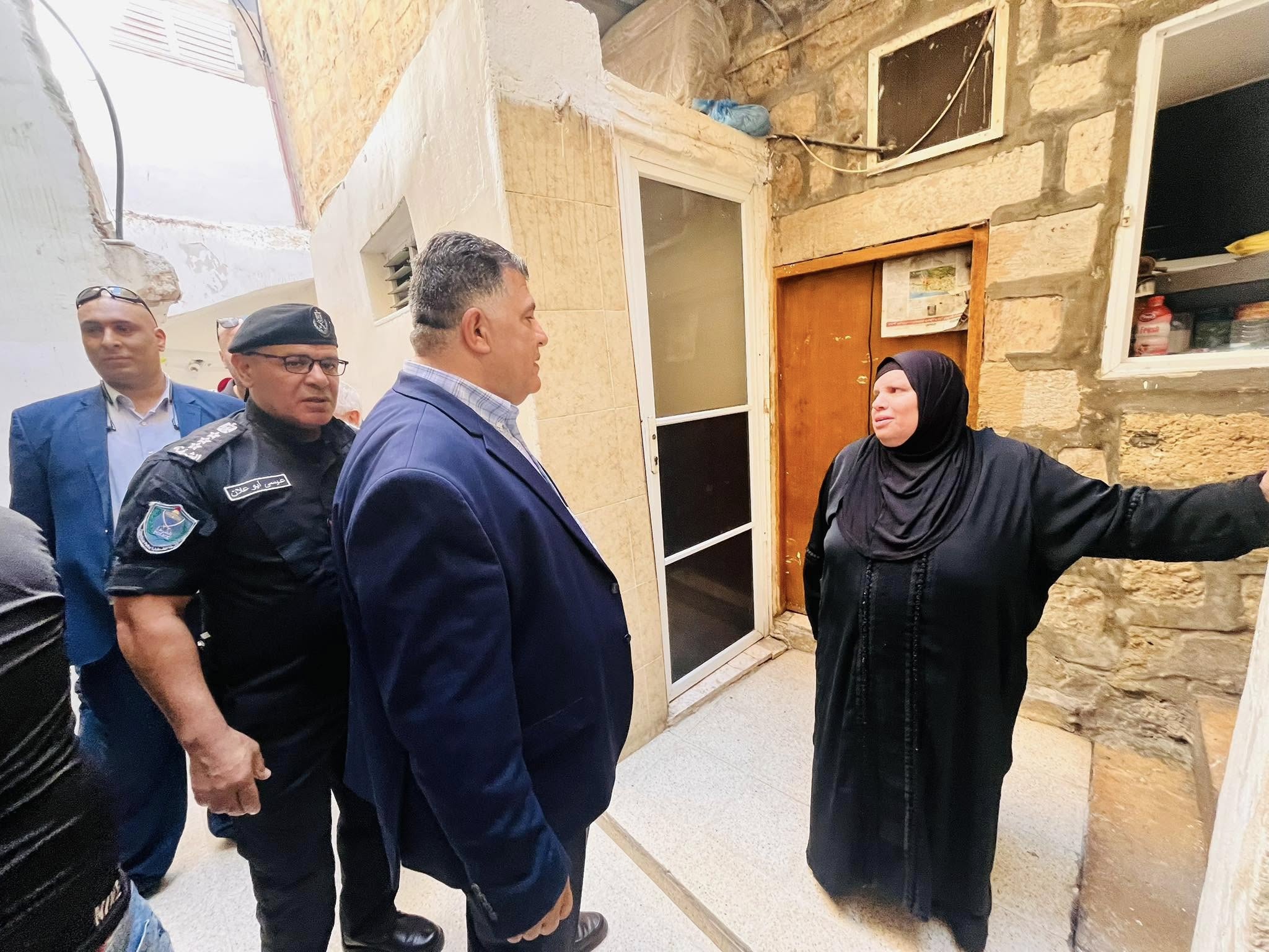 محافظ نابلس غسان دغلس يتفقد البلدة القديمة عقب عدوان الاحتلال عليها