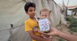 جمعية مشارق الخيرية للتنمية والتطوير توزع علب حليب الأطفال في مناطق النزوح وسط قطاع غزة