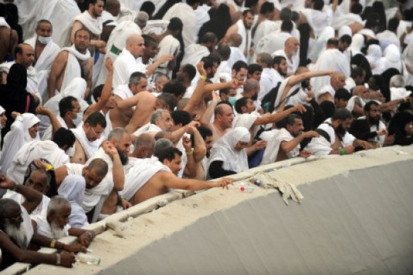 الحجاج يواصلون رمي الجمرات قبيل اختتام مناسك الحج