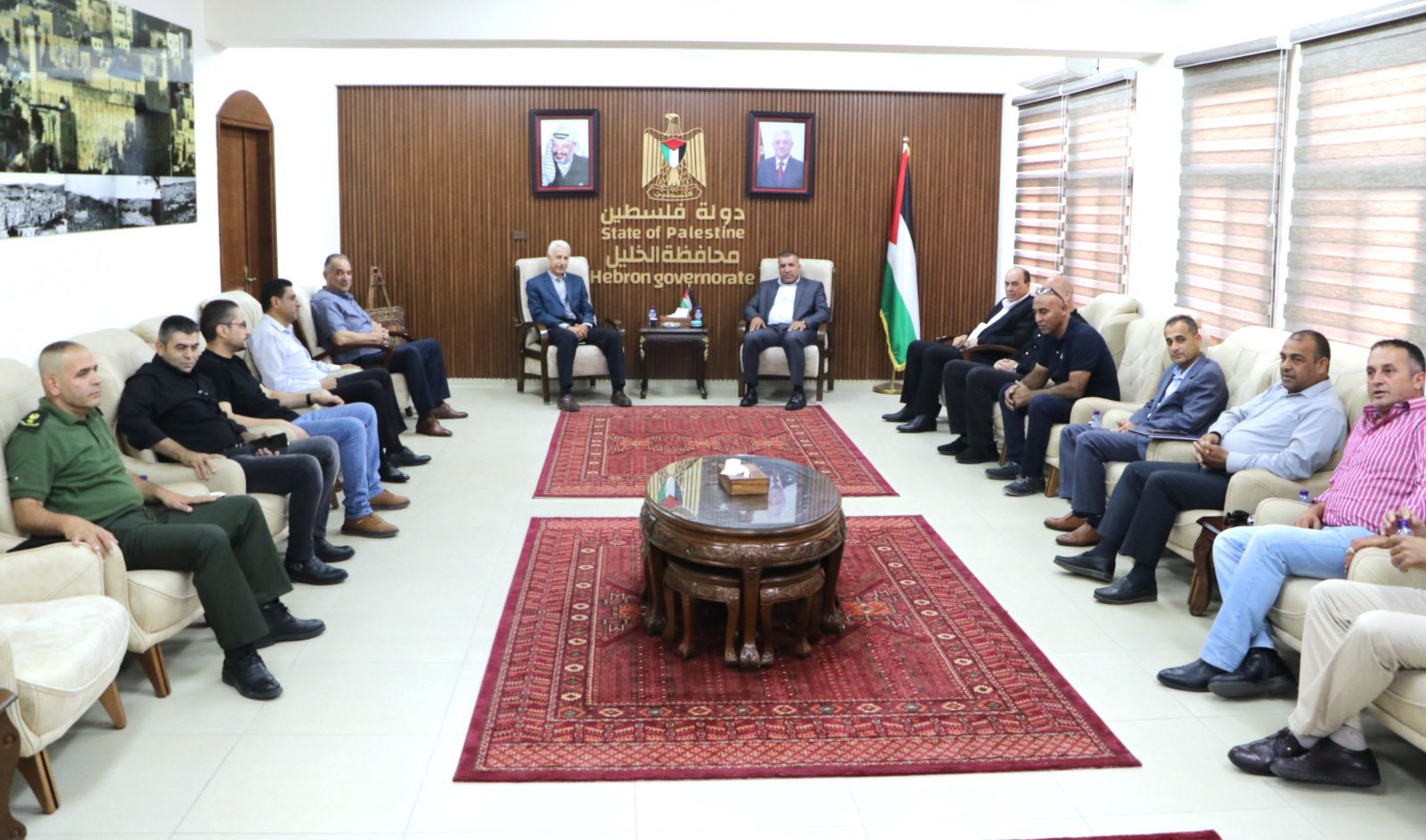 محافظ الخليل يلتقي اللجنة العليا للسلم الاهلي والاصلاح
