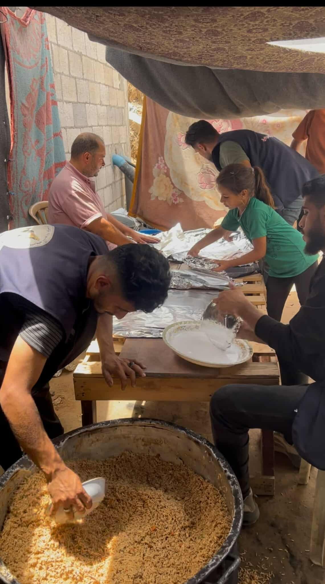 200 وجبة للنازحين في غزة بتبرع من الشعب العراقي وتنفيذ جمعية فلسطين الخيرية