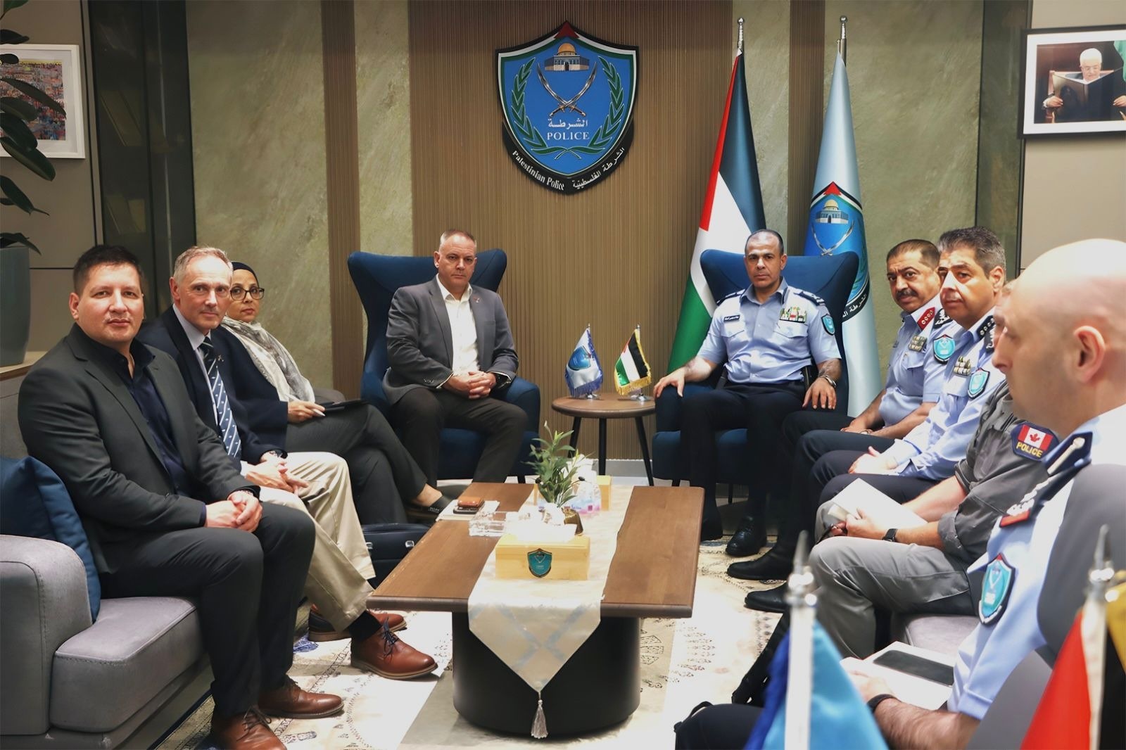 اللواء علام السقا يبحث مع الملحق العسكري الكندي تطوير برامج تدريب الشرطة الفلسطينية