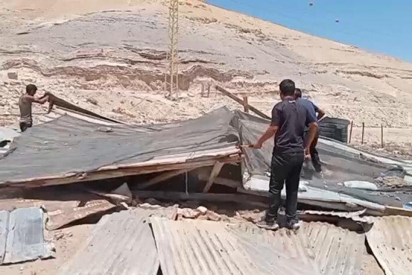 الاحتلال يهجر تجمعا بدويا في الخان الأحمر