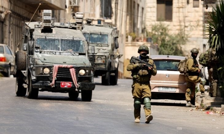 جيش الاحتلال يشن حملة اعتقالات واسعة في مخيم قلنديا