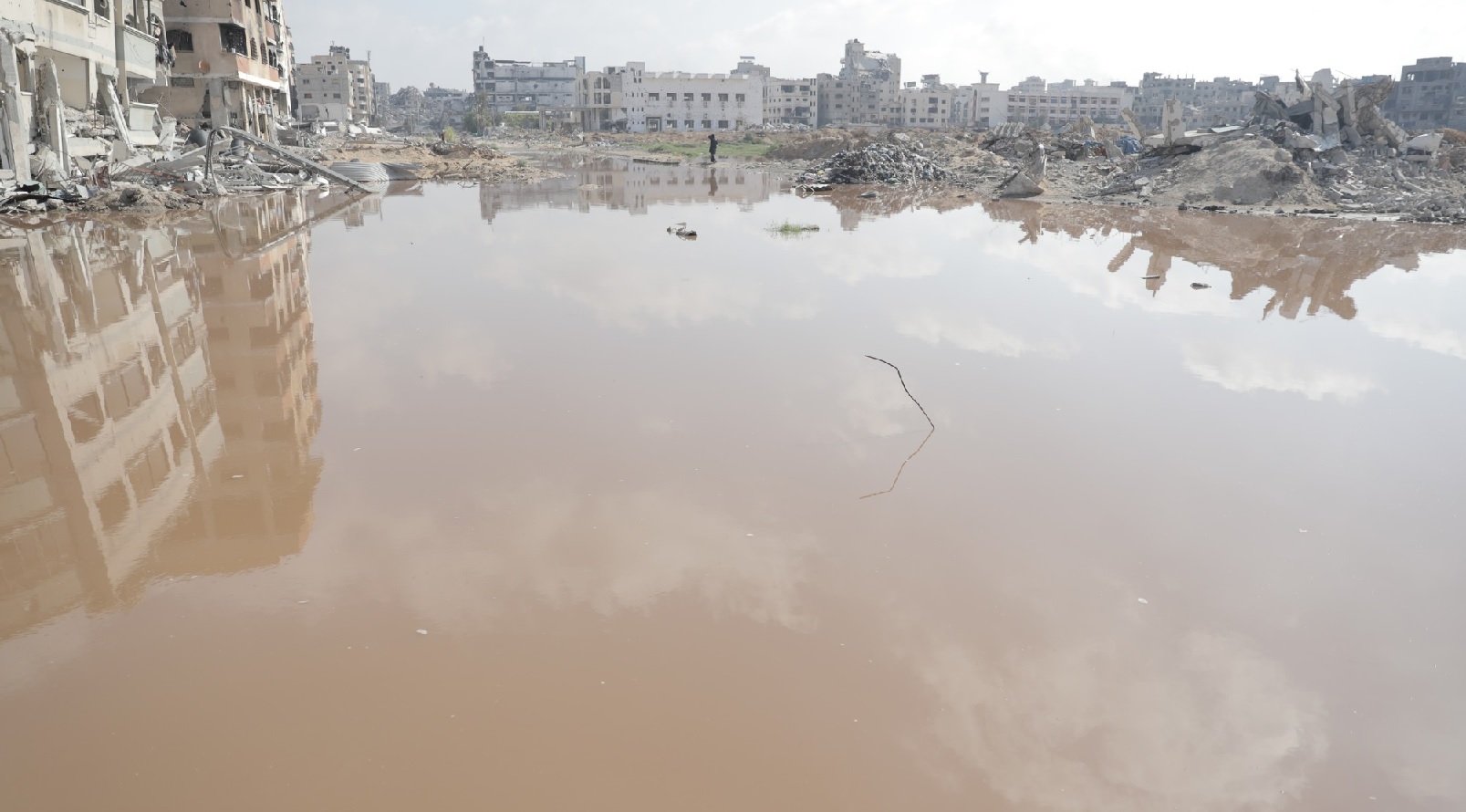 بلدية غزة تحذر من كارثة صحية بسبب طفح محتمل لبركة الشيخ رضوان