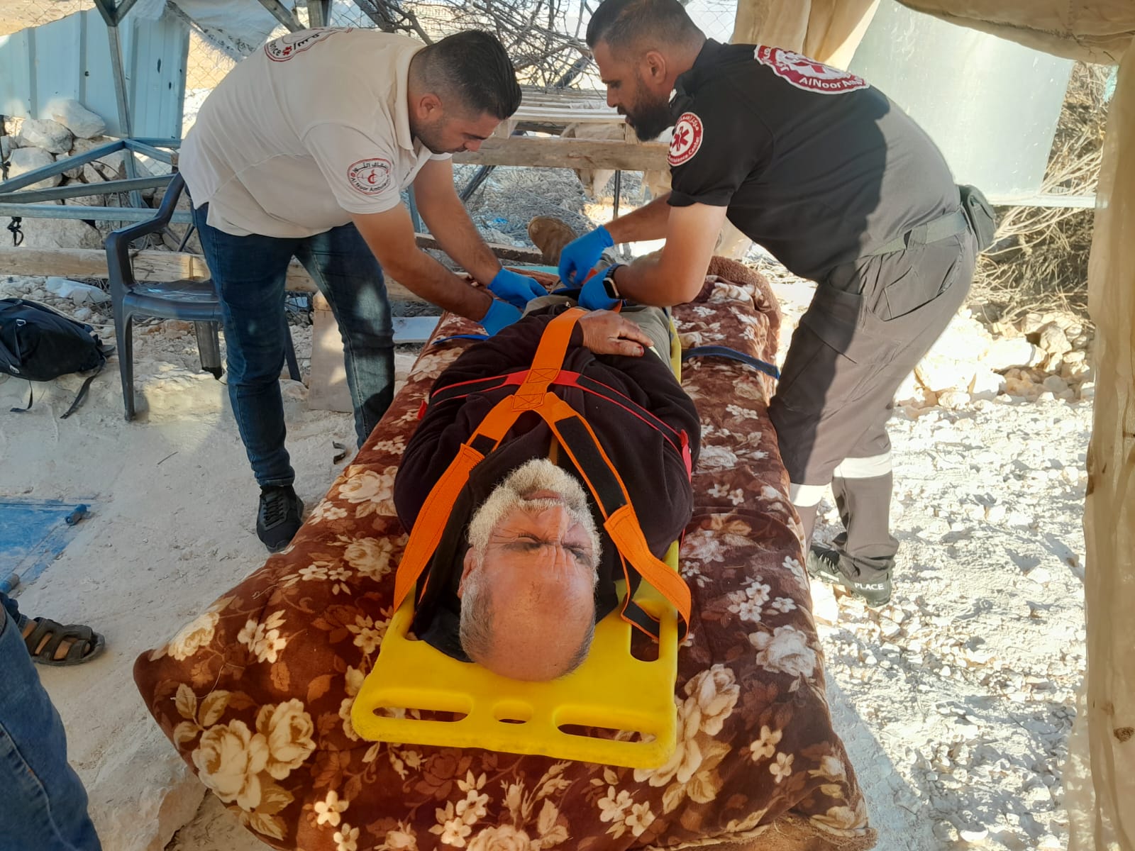 إصابة المسن "موسى النواجعة" بعد اعتداء وحشي نفذه مستوطنون على أهالي خربة أم نير جنوب الخليل