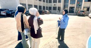 مع انتهاء امتحانات الثانوية العامة الشرطة توزع هدايا رمزية على الطالبات في الخليل