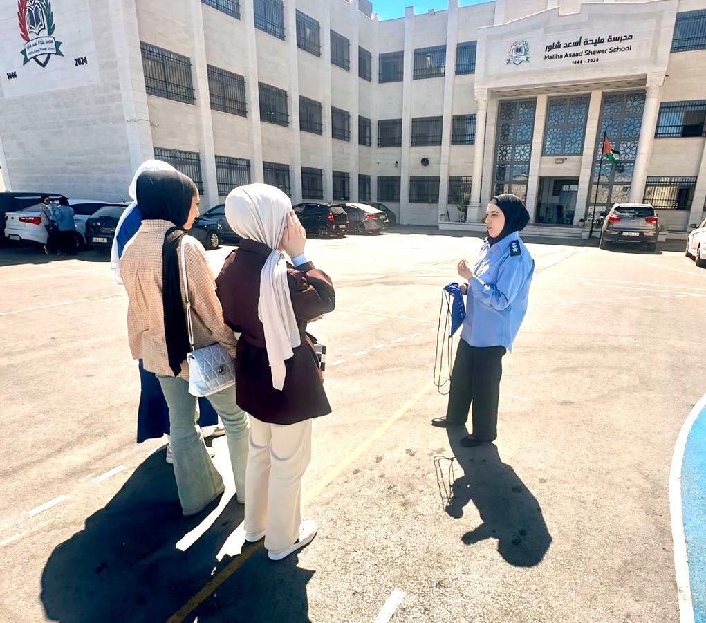 مع انتهاء امتحانات الثانوية العامة الشرطة توزع هدايا رمزية على الطالبات في الخليل