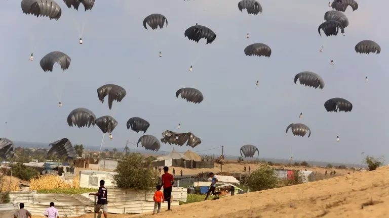 إسبانيا : تنفيذ إنزالات جوية للمساعدات الغذائية على قطاع غزة الجمعة