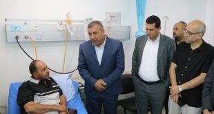 محافظ الخليل خالد دودين يزور موظف بلدية بني نعيم "أشرف مناصرة" عقب الاعتداء عليه في بلدة بيت أمر
