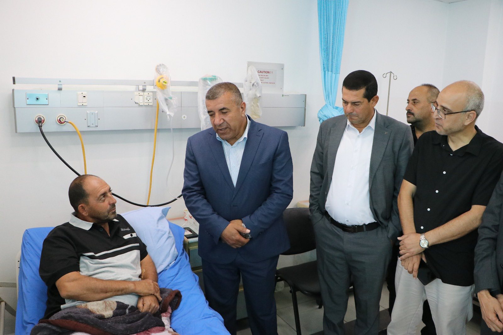 محافظ الخليل خالد دودين يزور موظف بلدية بني نعيم "أشرف مناصرة" عقب الاعتداء عليه في بلدة بيت أمر