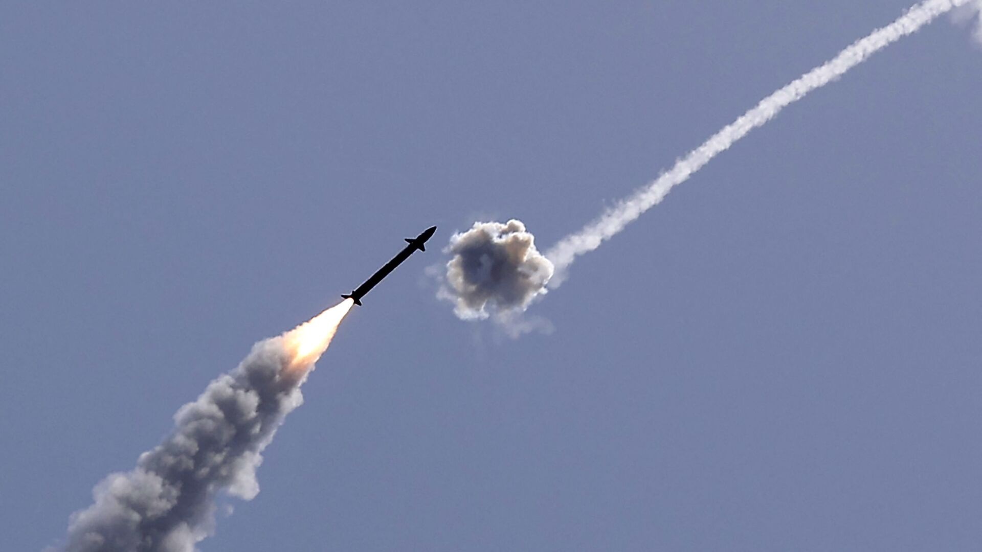 إطلاق رشقة صاروخية من قطاع غزة بإتجاه بلدات إسرائيلية محاذية للقطاع