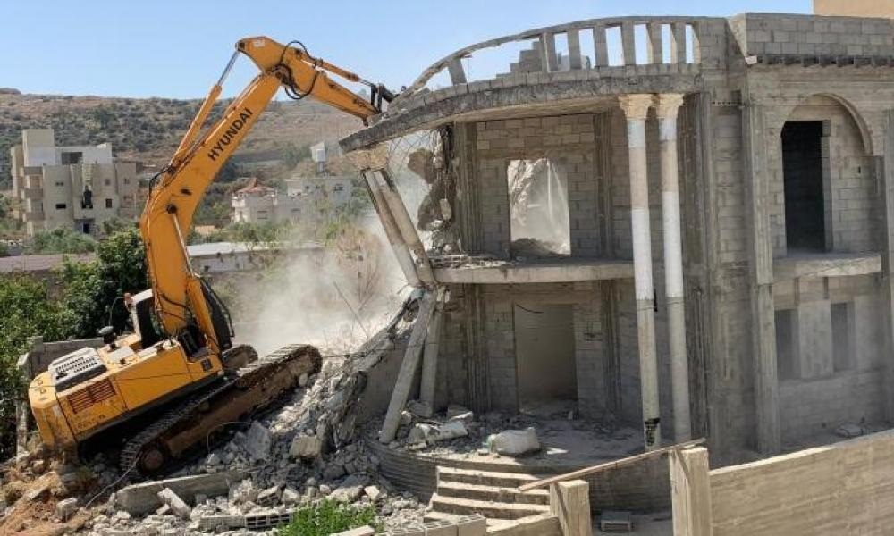 الاحتلال يجبر شقيقين على هدم شقتيهما ذاتيًا في جبل المكبر