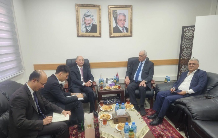 مستشار الرئيس لشؤون المحافظات يستقبل السفير الصيني تسنغ جيشين