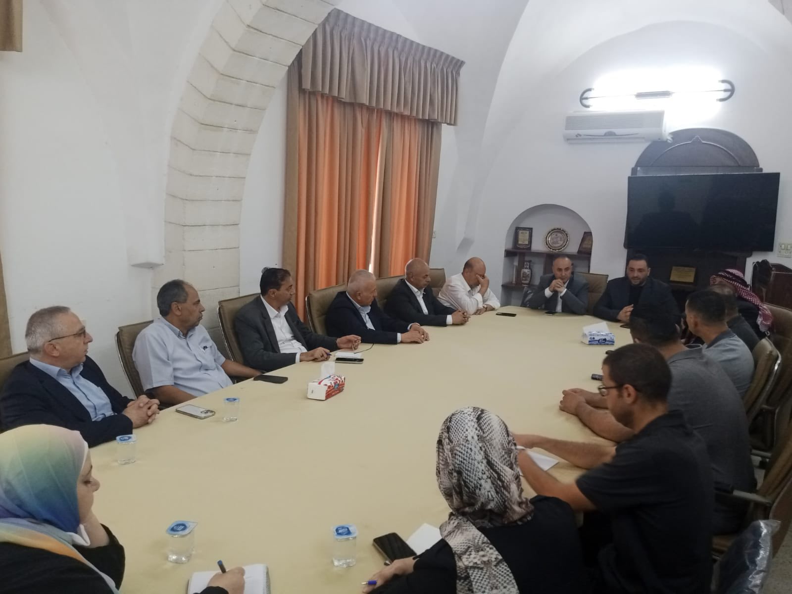 اجتماع بين ملتقى رجال الأعمال ولجنة إعمار الخليل بحضور نائب المحافظ لدعم مشاريع حيوية في البلدة القديمة