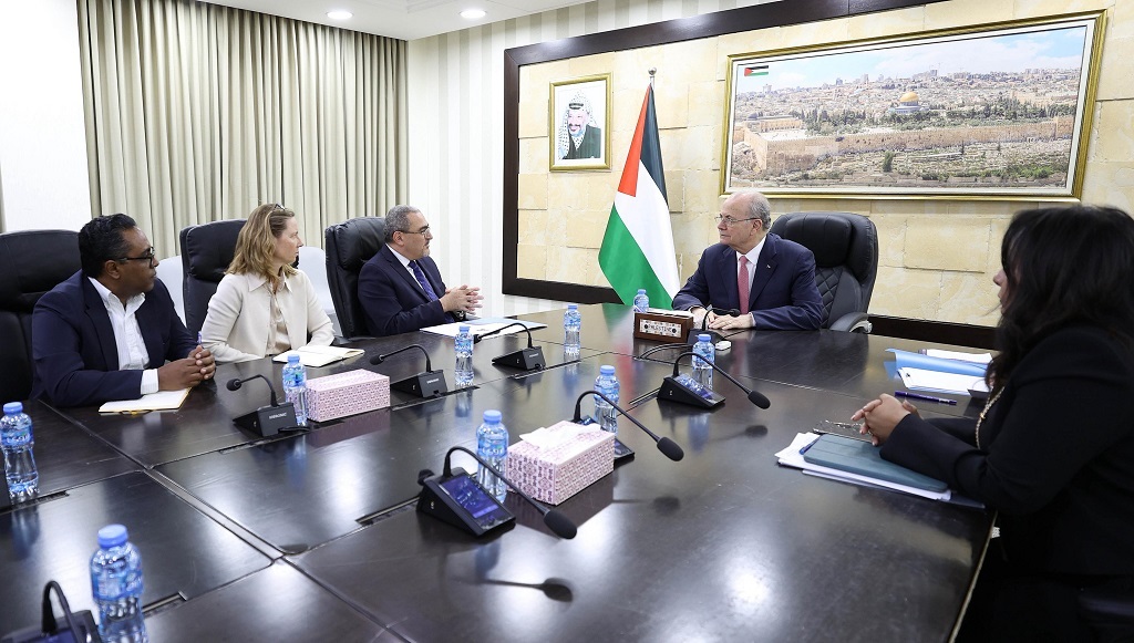 رئيس الوزراء يبحث مع المنسق الأممي الجديد في فلسطين آخر المستجدات ومضاعفة جهود الإغاثة