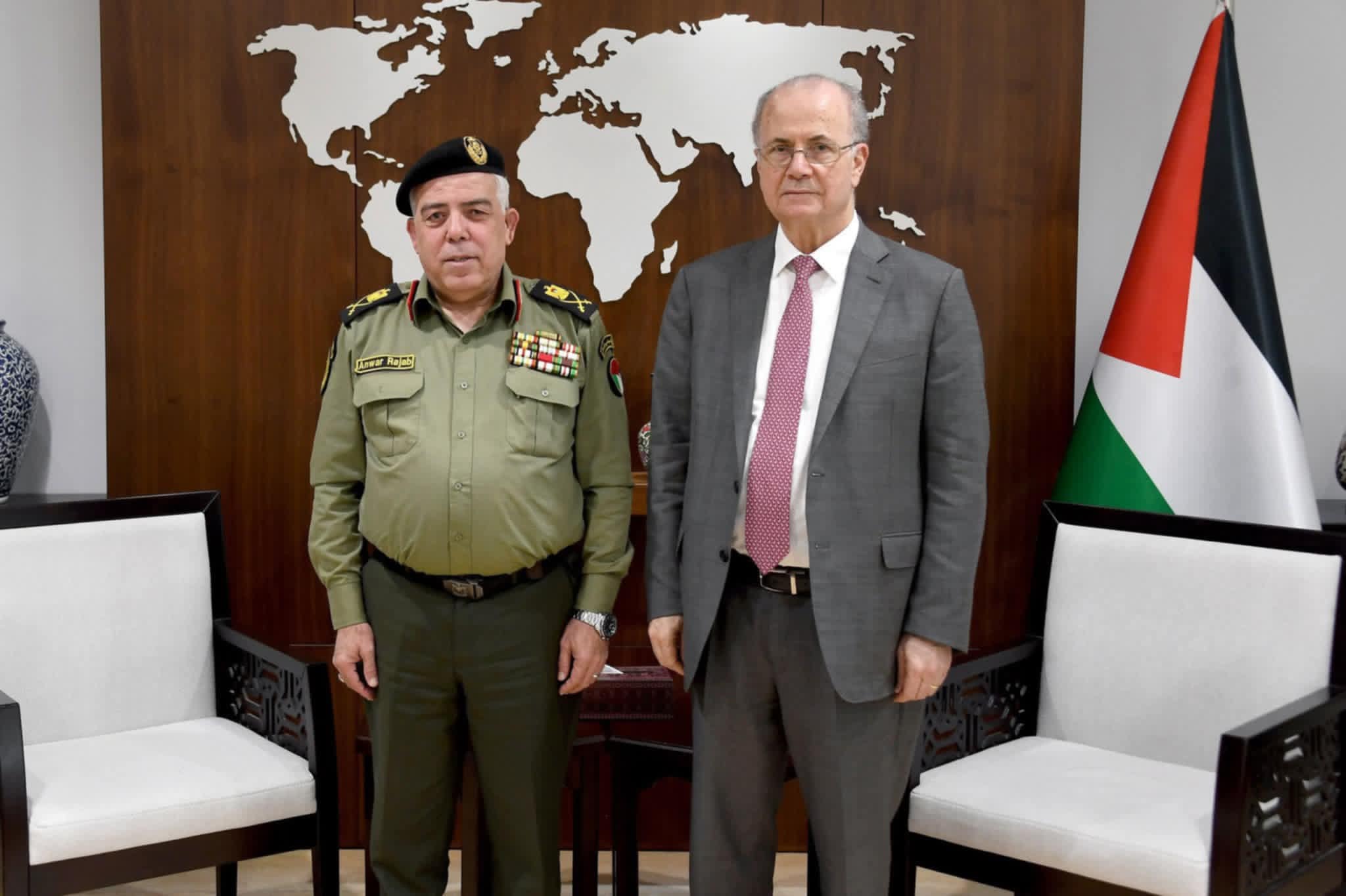 رئيس الوزراء يستقبل المفوض السياسي العام ويشيد بجهود المؤسسة الأمنية