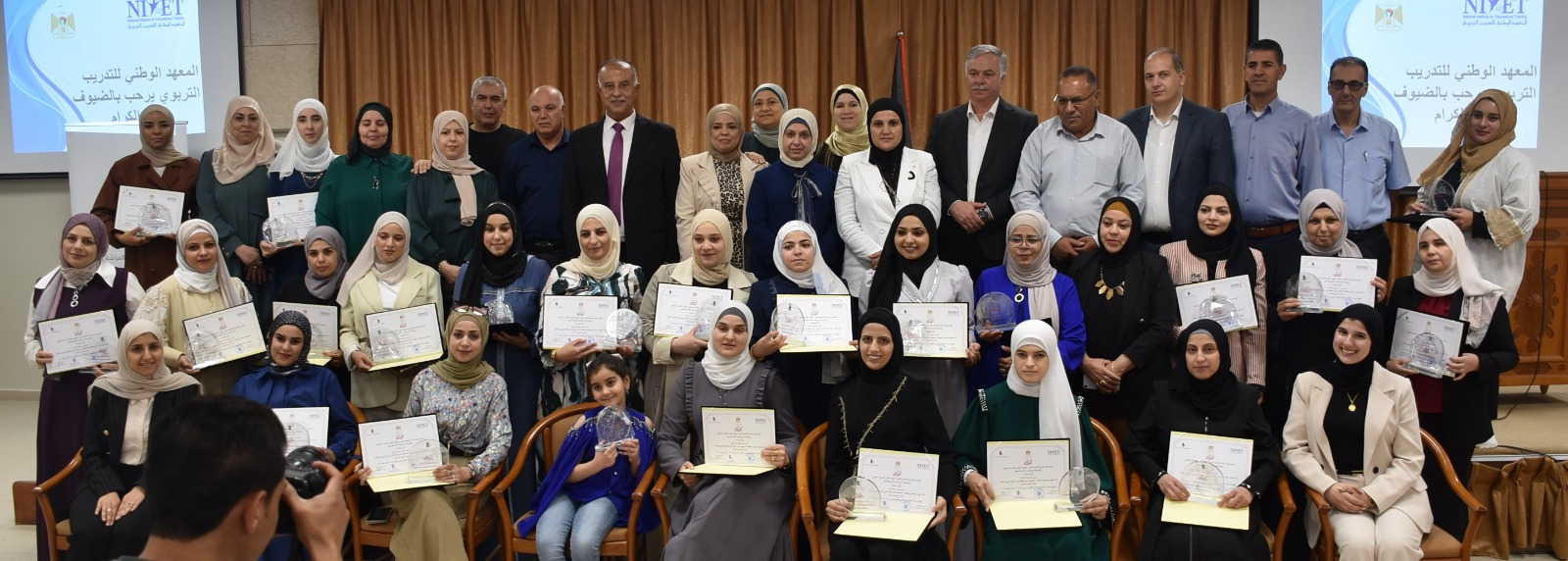 التربية والتعليم ومؤسسة نعلم لفلسطين تناقشان مشاريع تخرج برنامج بناء القدرات