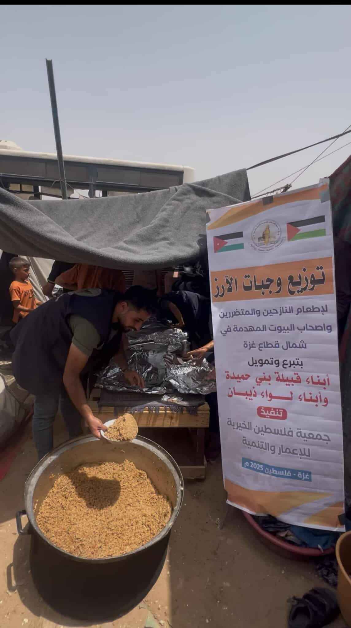 جمعية فلسطين توزّع وجبات غذائية للنازحين شمال غزة بدعم من أهل الأردن