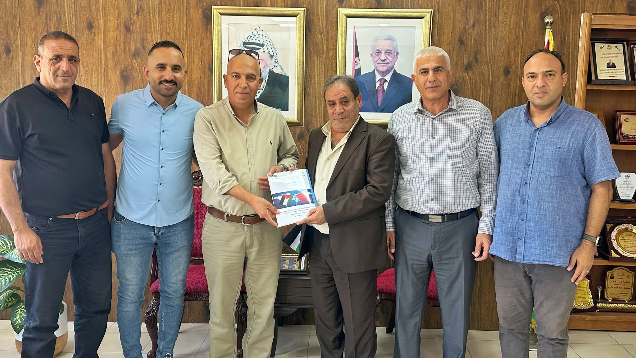 المحافظ أبو عليا يلتقي رئيس بلدية تقوع ويطّلع على تقرير المشاركة في دورة تدريبية بالصين