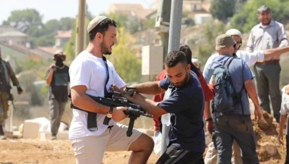 مستوطنون يهاجمون المغير شمال شرق رام الله والأهالي يتصدون لهم
