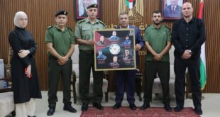 التوجيه السياسي في الخليل يسلم المحافظ خالد دودين صورة لشهداء ‏حملة حماية وطن