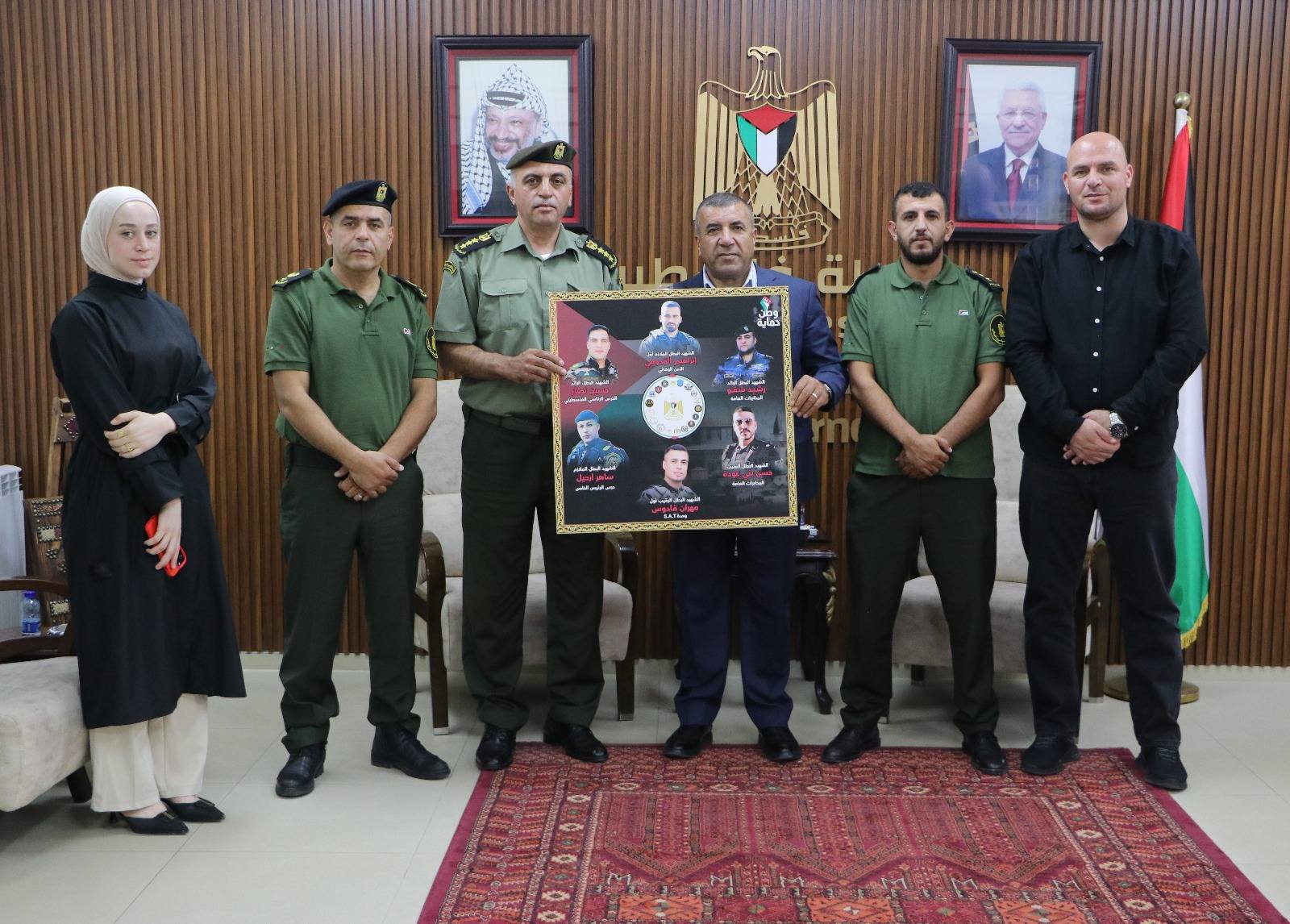 التوجيه السياسي في الخليل يسلم المحافظ خالد دودين صورة لشهداء ‏حملة حماية وطن