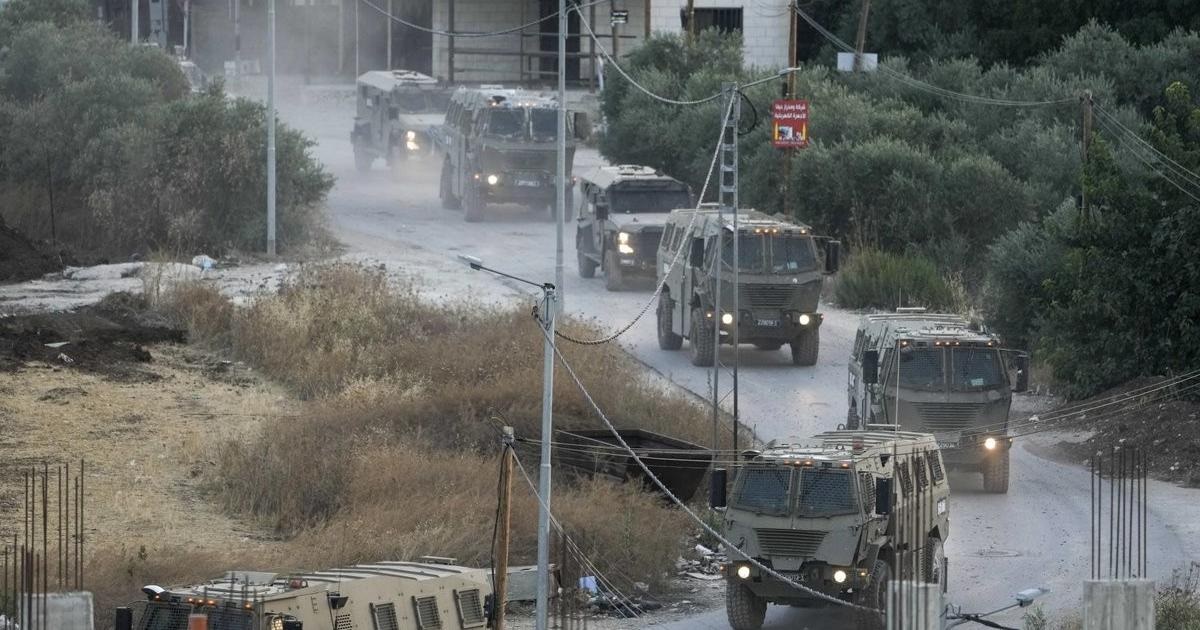 الاحتلال يداهم منازل المواطنين خلال اقتحام قلقيلية