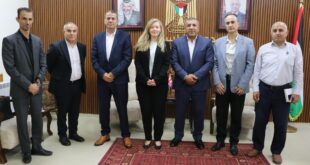 محافظ الخليل خالد دودين يستقبل القنصل البريطاني ويبحثان أوضاع المحافظة