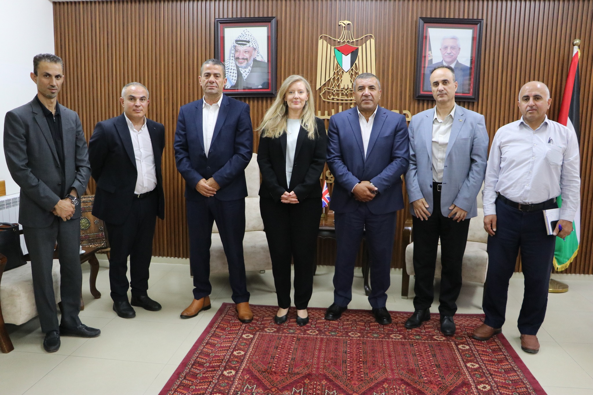 محافظ الخليل يستقبل القنصل البريطاني ويبحثان أوضاع المحافظة