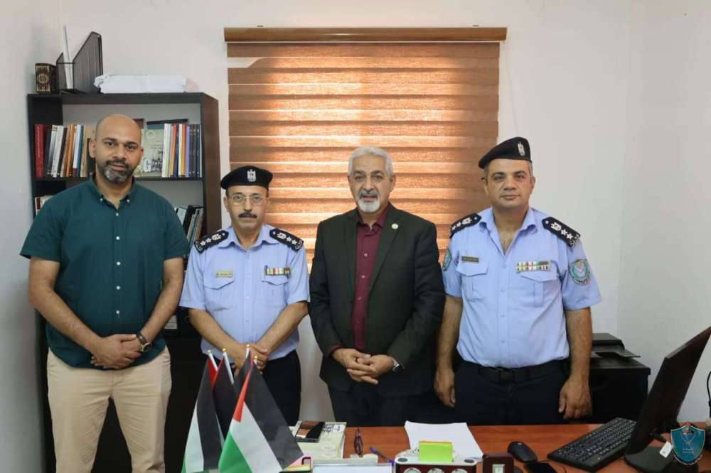 الشرطة المجتمعية تزور مكتب حقوق الانسان في منظمة التحرير الفلسطينية في أريحا