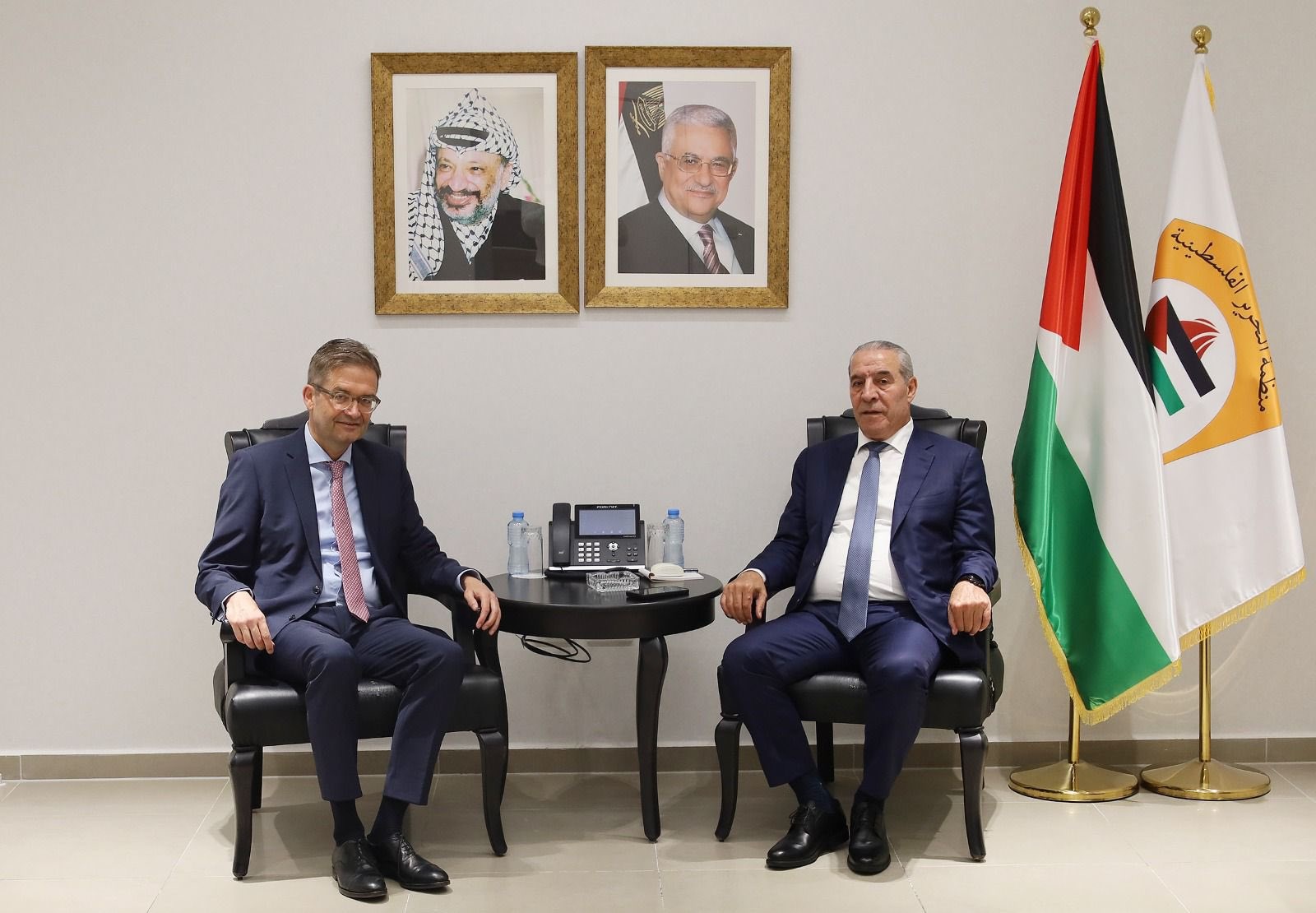 حسين الشيخ يبحث مع رئيس البعثة الألمانية الأوضاع السياسية في لقاء وداعي بمناسبة انتهاء مهامه