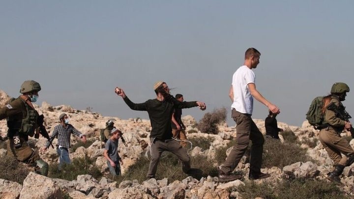 مستوطنون يحاولون سرقة أغنام في مسافر يطا جنوب الخليل