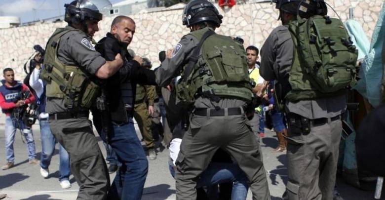 الاحتلال يعتدي على شبان مقدسيين في منطقة باب العمود
