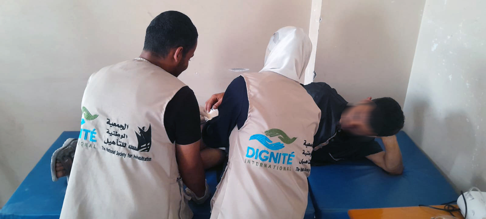 الجمعية الوطنية للتأهيل تواصل تقديم خدمات العلاج الطبيعي والتمريض مجانًا في غزة