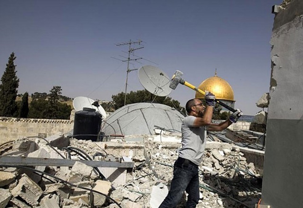 الاحتلال يجبر مواطناً من جبل المكبر في القدس على هدم منزله ذاتيا