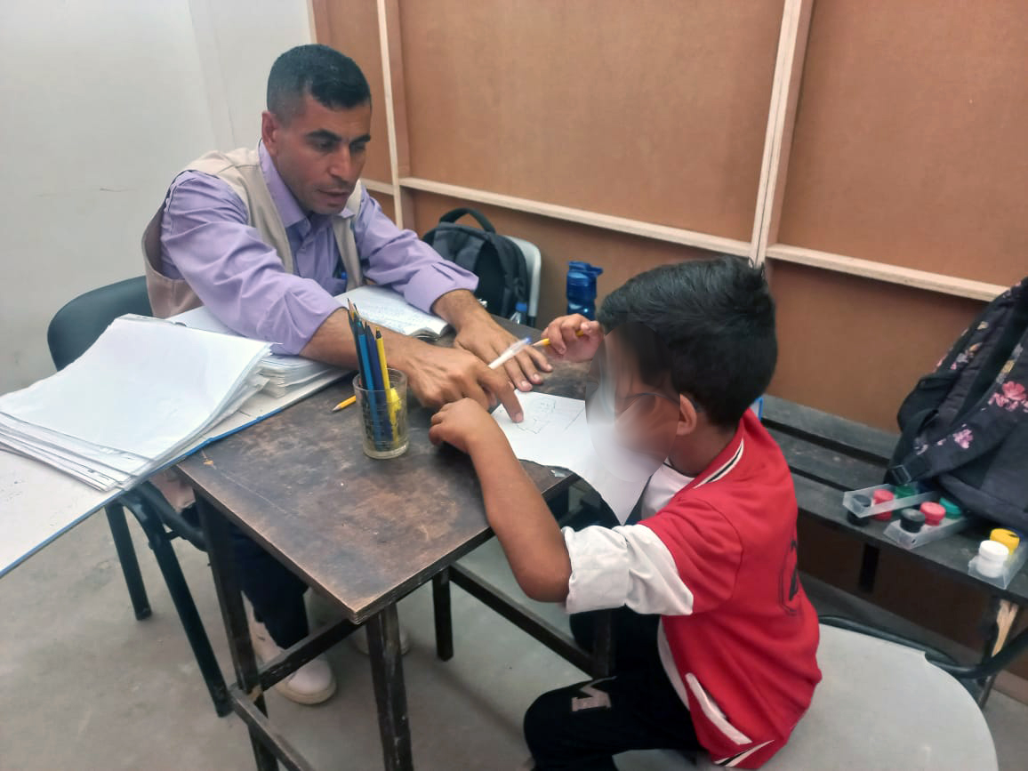 الجمعية الوطنية للتأهيل تواصل تقديم خدمات الرعاية الصحية والدعم النفسي في دير البلح