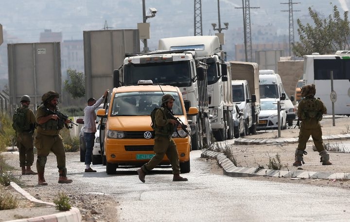 قوات الاحتلال تعيق حركة المواطنين غرب بيت لحم
