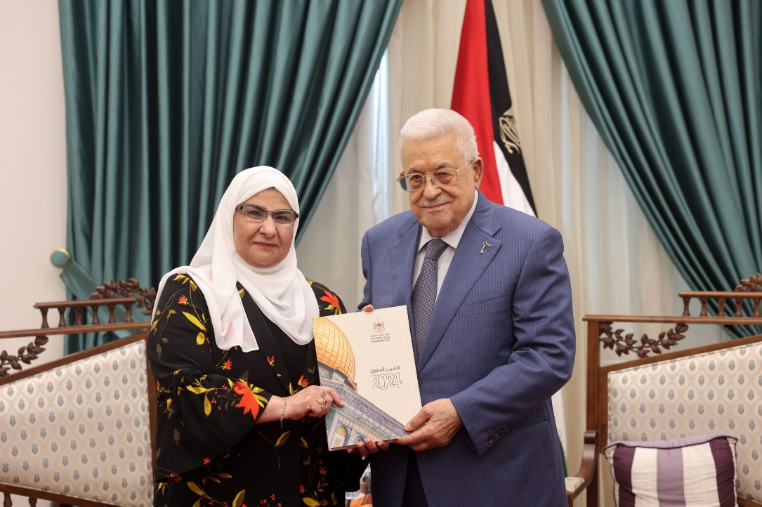 الرئيس محمود عباس يتسلم التقرير السنوي لديوان الرقابة الادارية والمالية لعام 2024